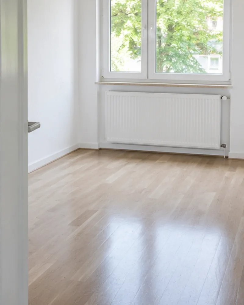 Leeres, helles Zimmer nach der Haushaltsauflösung
